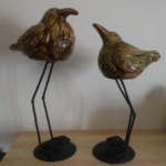Ptak ceramiczny na metalowych nogach brązowo - zielony