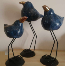 Ptak ceramiczny na metalowych nogach niebieski