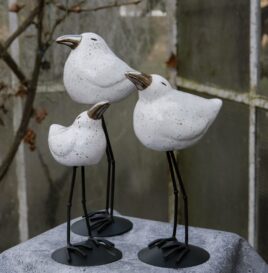 Ptak ceramiczny na metalowych nogach biały