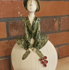 Figurka ceramiczna dama anioł z kwiatami